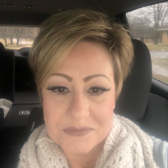 Meet your Posher, Lisa - Picture 3 of 4